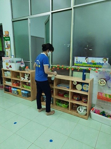 Trường mầm non Kim Lan duy trì thường xuyên thực hiện vệ sinh khử khuẩn lớp học sau giờ trả trẻ hàng ngày